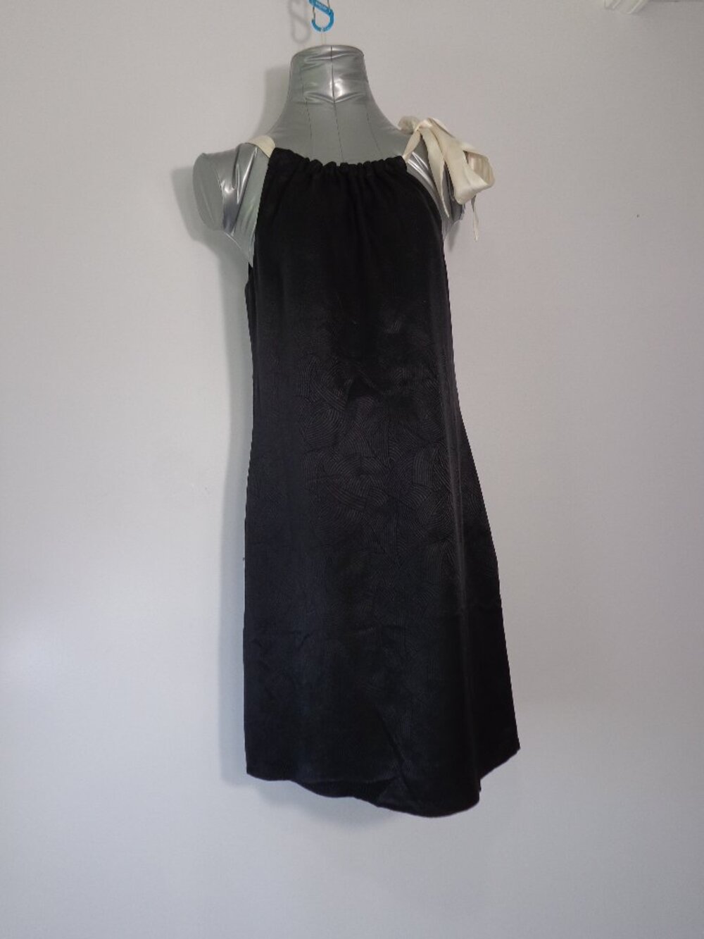 White House Black Market Silk Black w.Subtle Pattern Halter Dress White Tie Sz 4